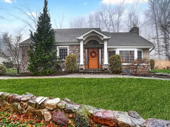 8 Hemlock Ln, Kinnelon Boro, NJ 07405