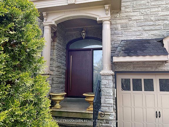 2nd image of 129 Lakeland Cres