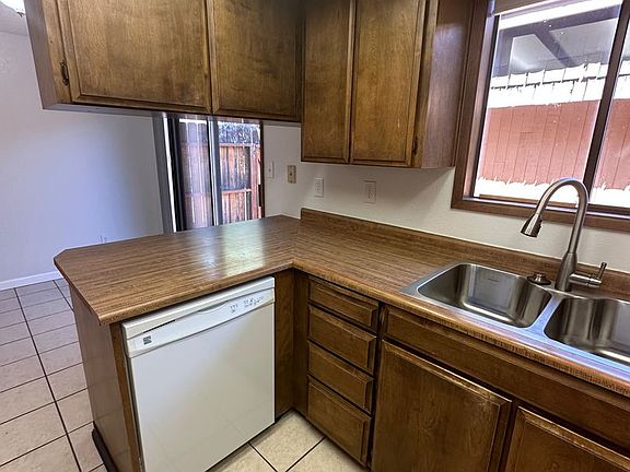 2nd image of 901 Royal Ct APT 4