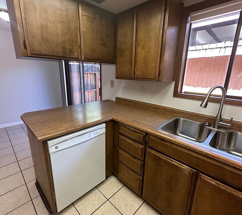 1st image of 901 Royal Ct APT 4