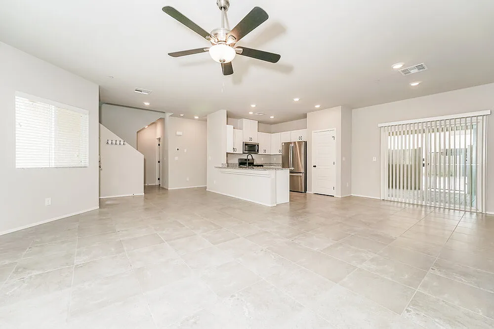 3 bed, 2.5 bath, 2218 sqft, $2,390 — Photo 4