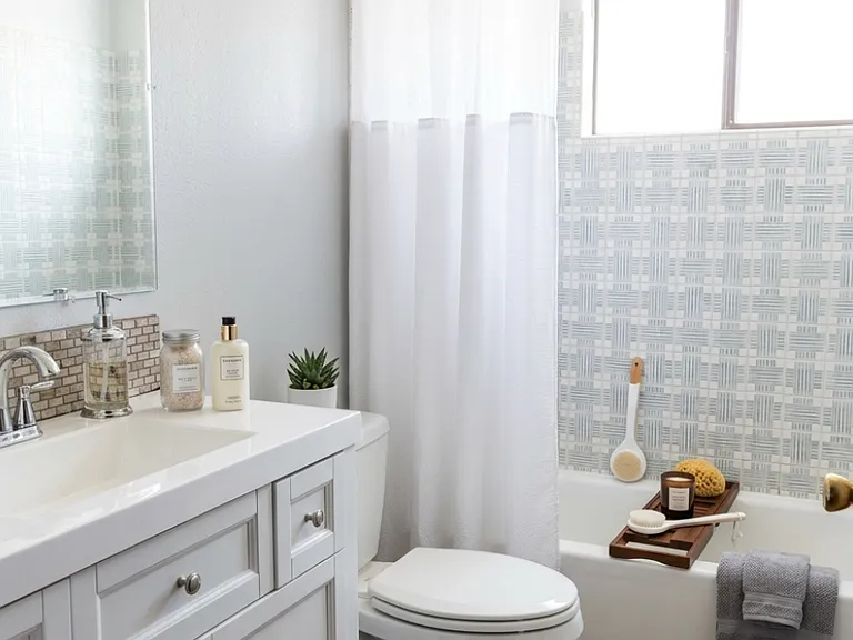 Main bath with shower/tub
