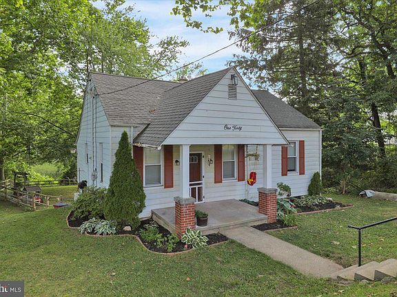 2nd image of 140 Pennwyn Pl