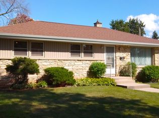 2912 S Cleveland Park Dr, West Allis, WI 53219