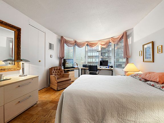 4th image of 44 W 62nd St APT 22C