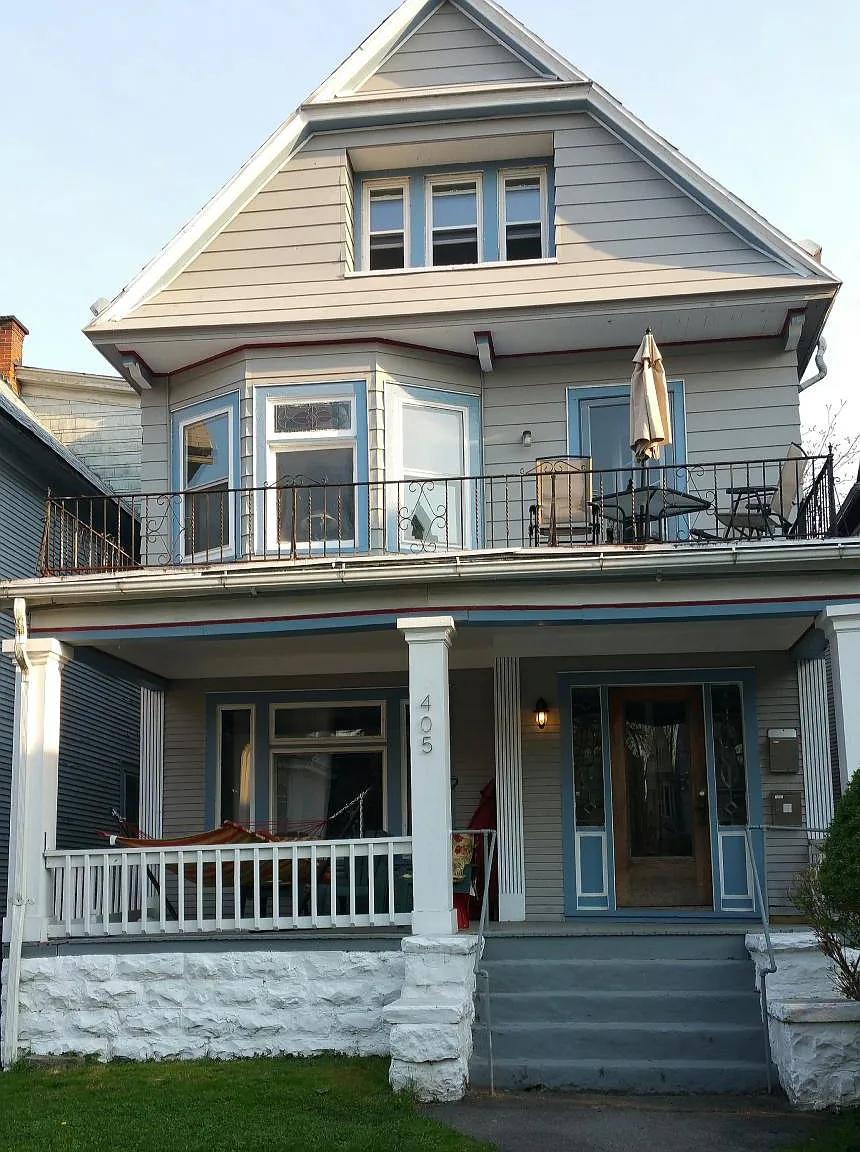 3 bed, 1300 sqft, $1,500 — Photo 1