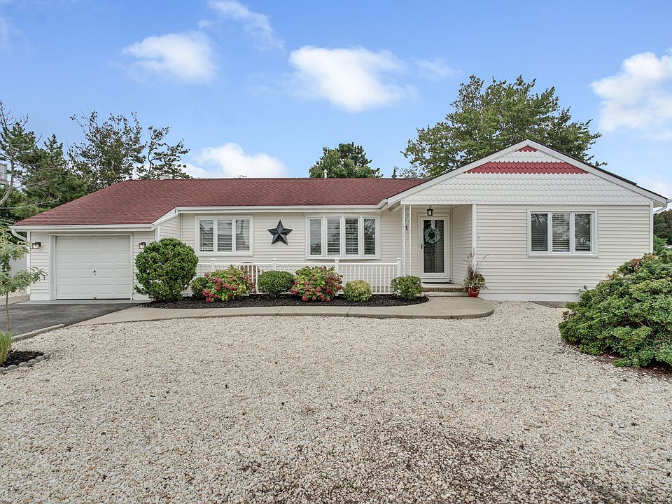 1st image of 11 Cove Dr