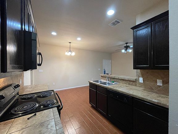4th image of 917 Brown Rock Dr