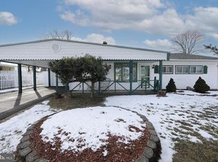 29 Pond Ln, Levittown, PA 19054