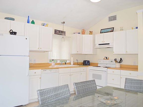 3rd image of 20 Burbank Ave