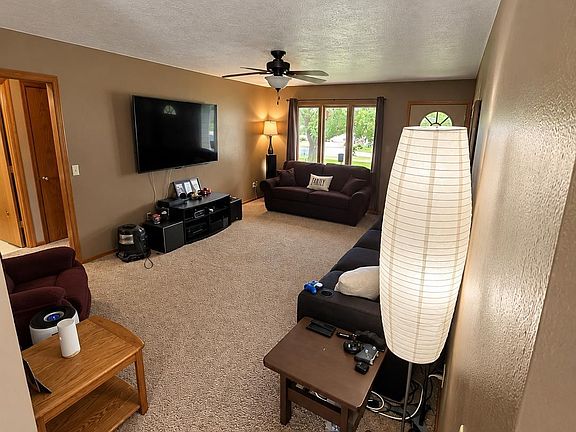 3rd image of 112 Settler Dr
