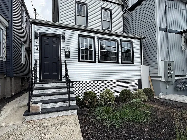 13 Orange Pl #AA — Photo 1