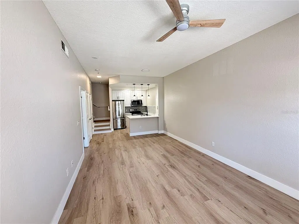 3 bed, 2.0 bath, 1296 sqft, $2,000 — Photo 2