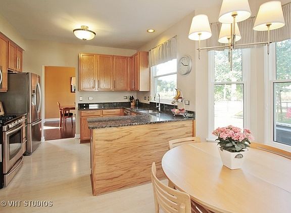 4th image of 595 Arlington Ln