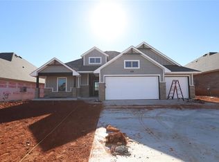 812 Halley Dr, Moore, OK 73160