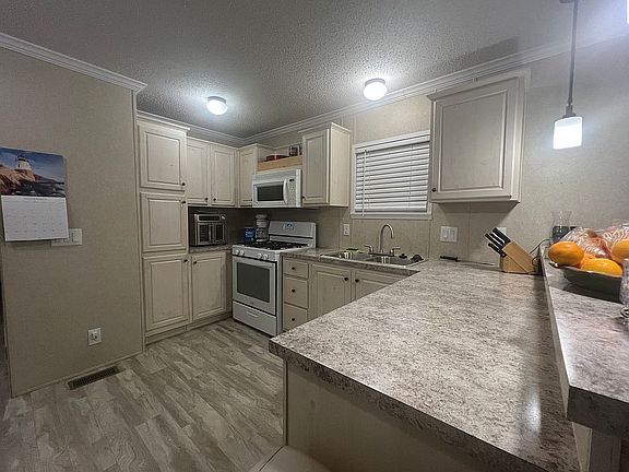 4th image of 305 Tanbark Dr
