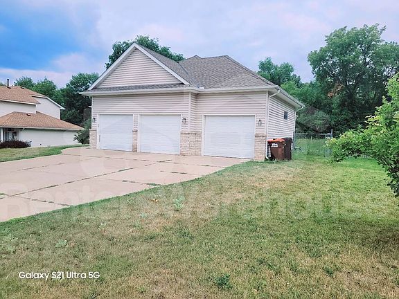 3rd image of 2331 Mamie Ave E