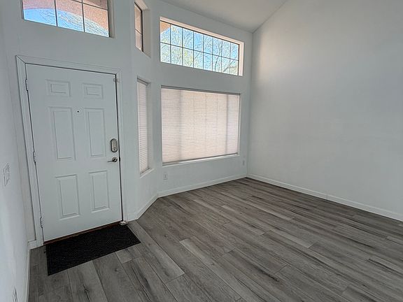 3rd image of 1124 W Laurel Ave