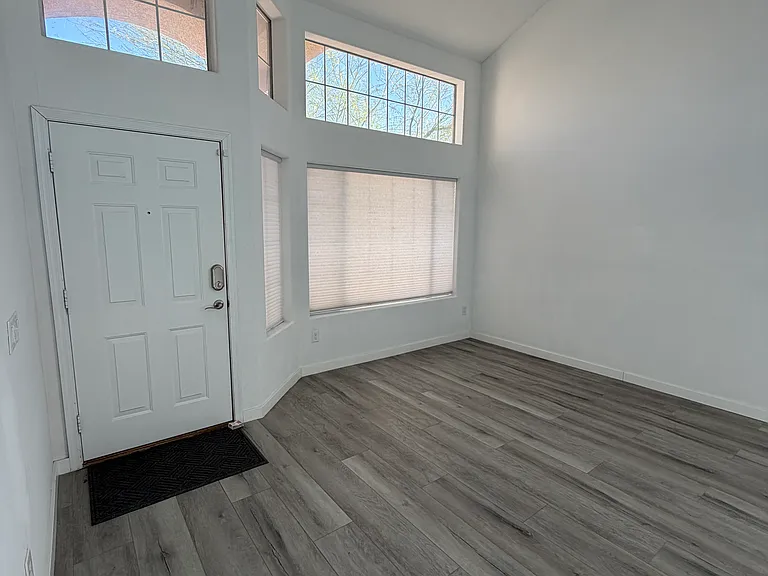 1124 W Laurel Ave — Photo 3
