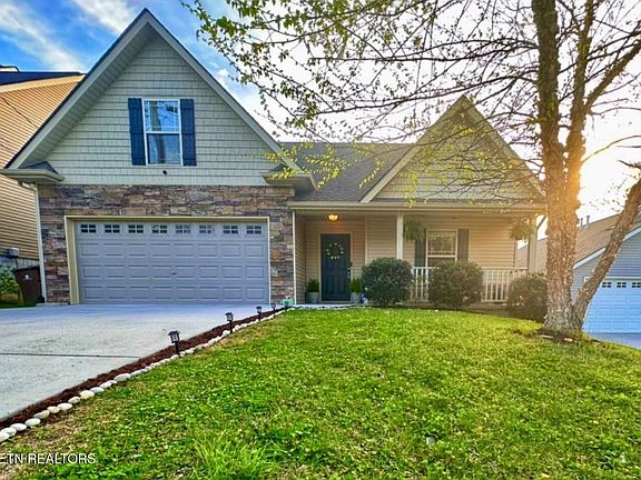 2nd image of 1711 Cove Oak Ln