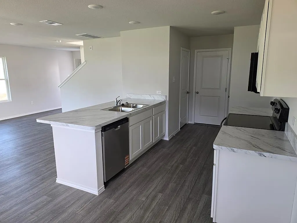 3 bed, 2.5 bath, 1600 sqft, $1,850 — Photo 4