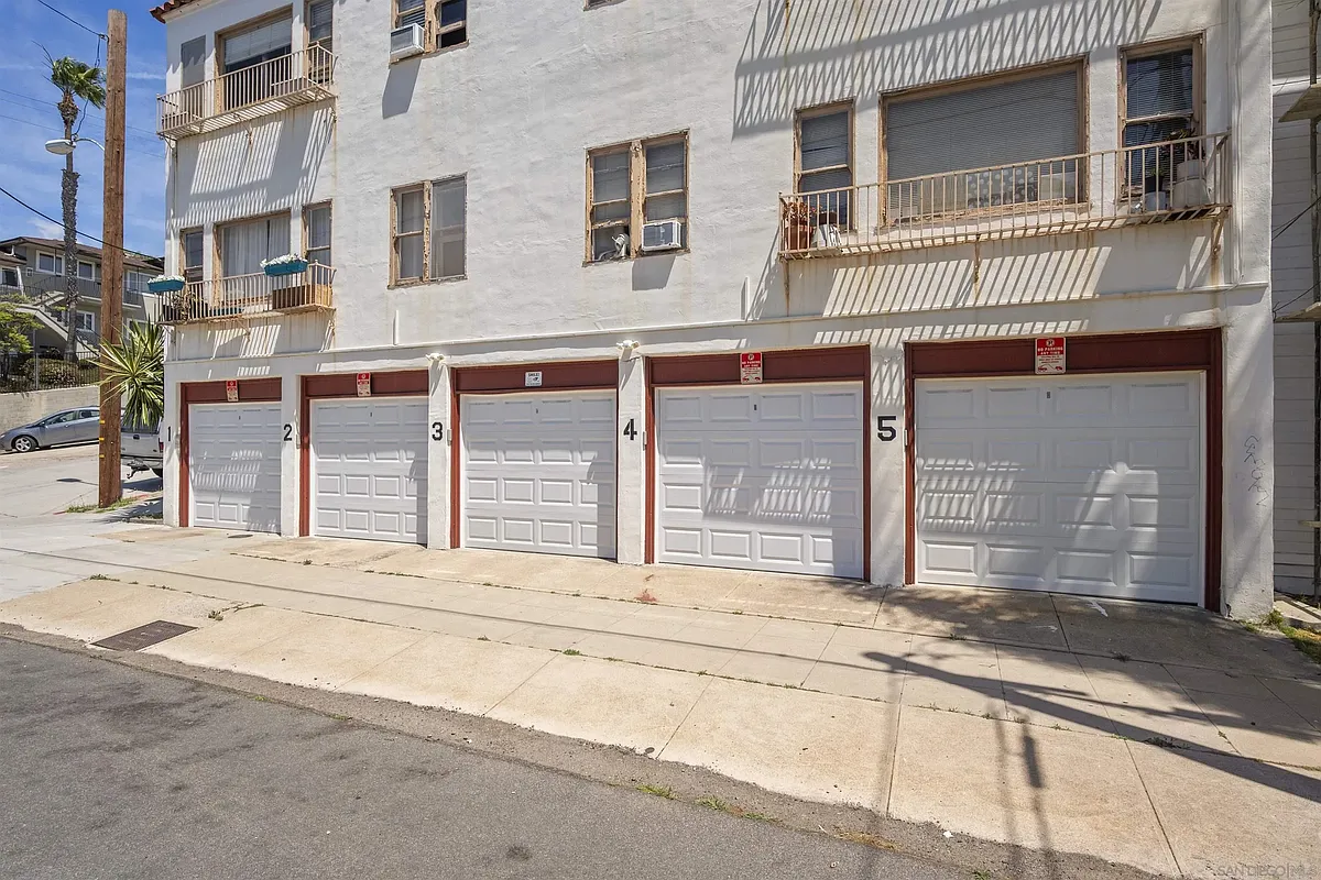 Building Photo - 2253 Brant St