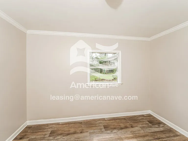 302690_011_bedroom_12.jpg