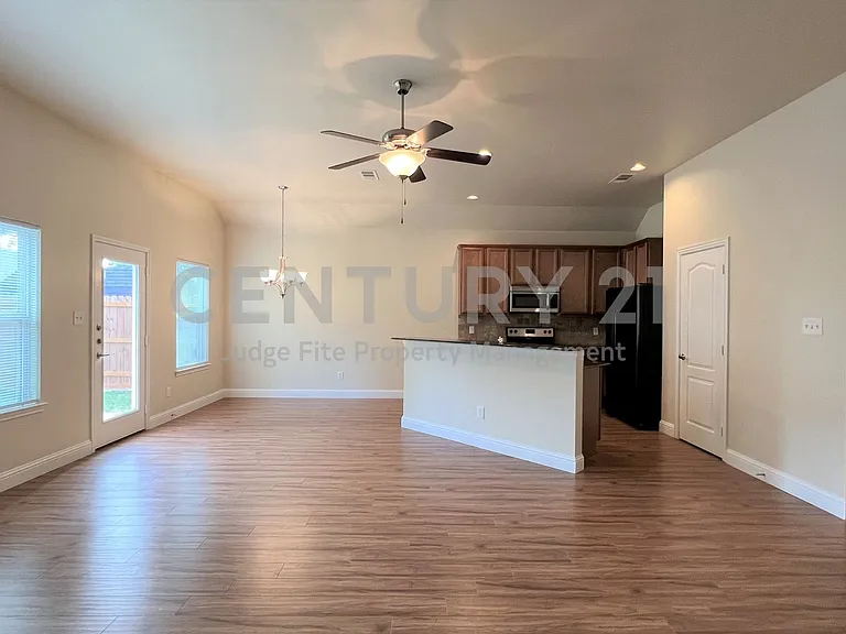 517 Highpark Ct — Photo 3