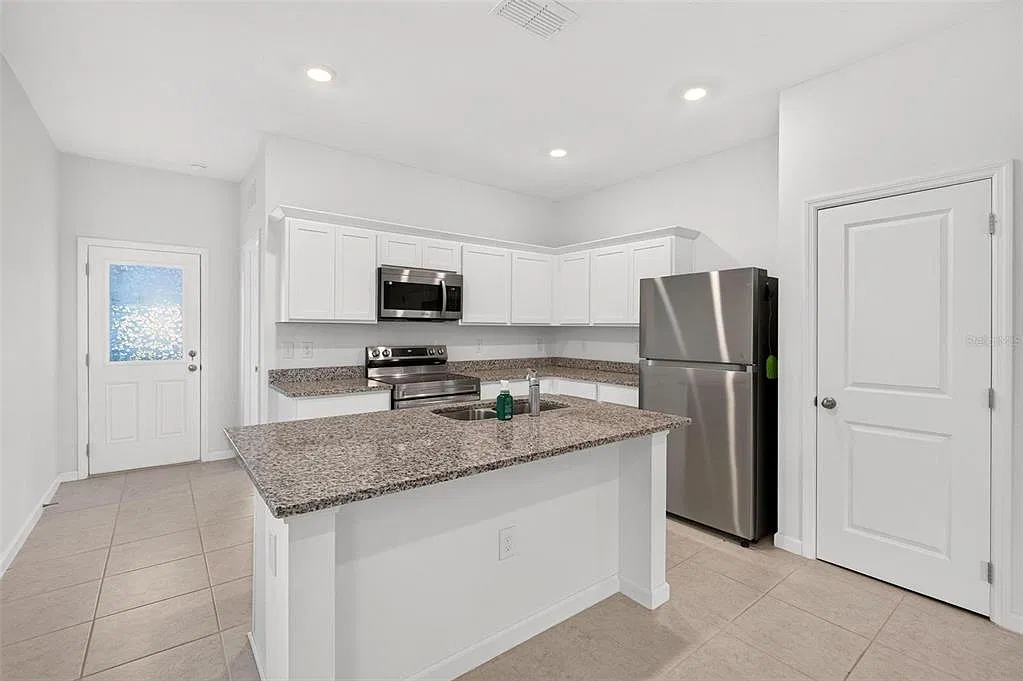 3 bed, 2.0 bath, 1330 sqft, $2,250 — Photo 3