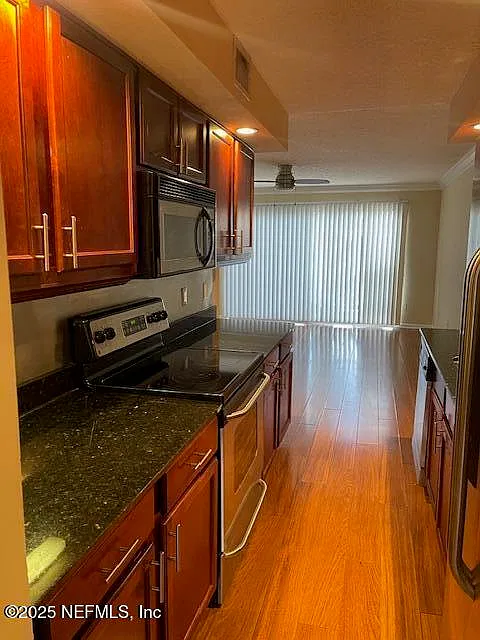 2 bed, 1.5 bath, 1090 sqft, $1,575 — Photo 3