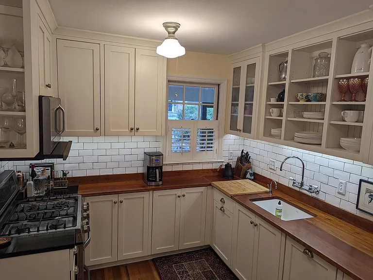 3572 Kenwood Ave — Photo 2