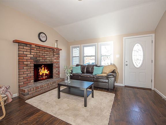 5th image of 33 Birchgrove Dr