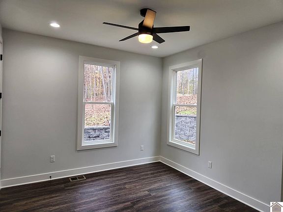 5th image of 33 Windward Ln