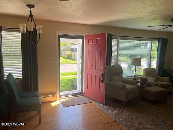 2nd image of 725 Pearl Blvd