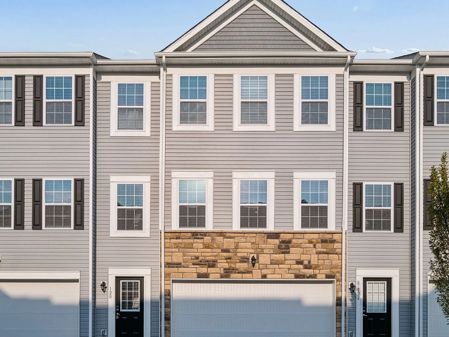 3 bed, 2.5 bath, 1850 sqft, $2,299 — Photo 2