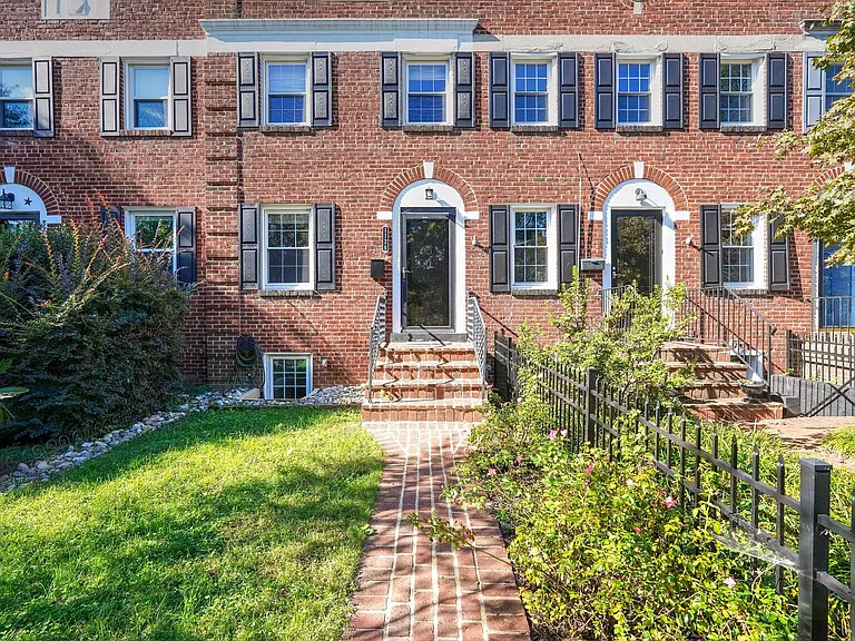 1126 Powhatan St — Photo 2