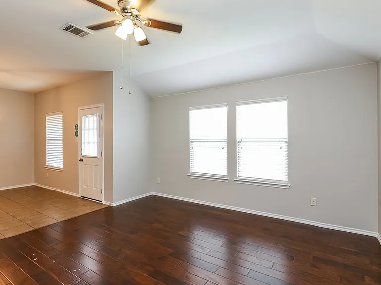2116 Meadow View Dr — Photo 3