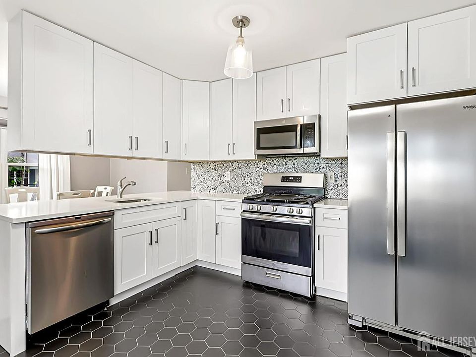 1st image of 1608 Cypress Ln #8