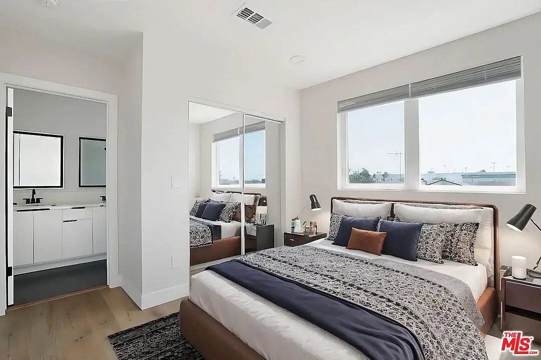 4 bed, 4.0 bath, 1900 sqft, $3,933 — Photo 3