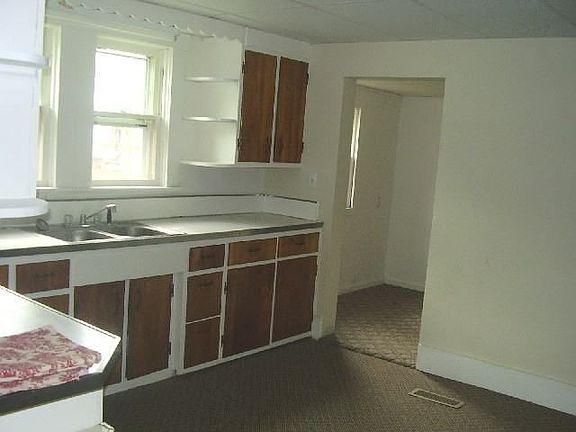 4th image of 707 W Commercial St