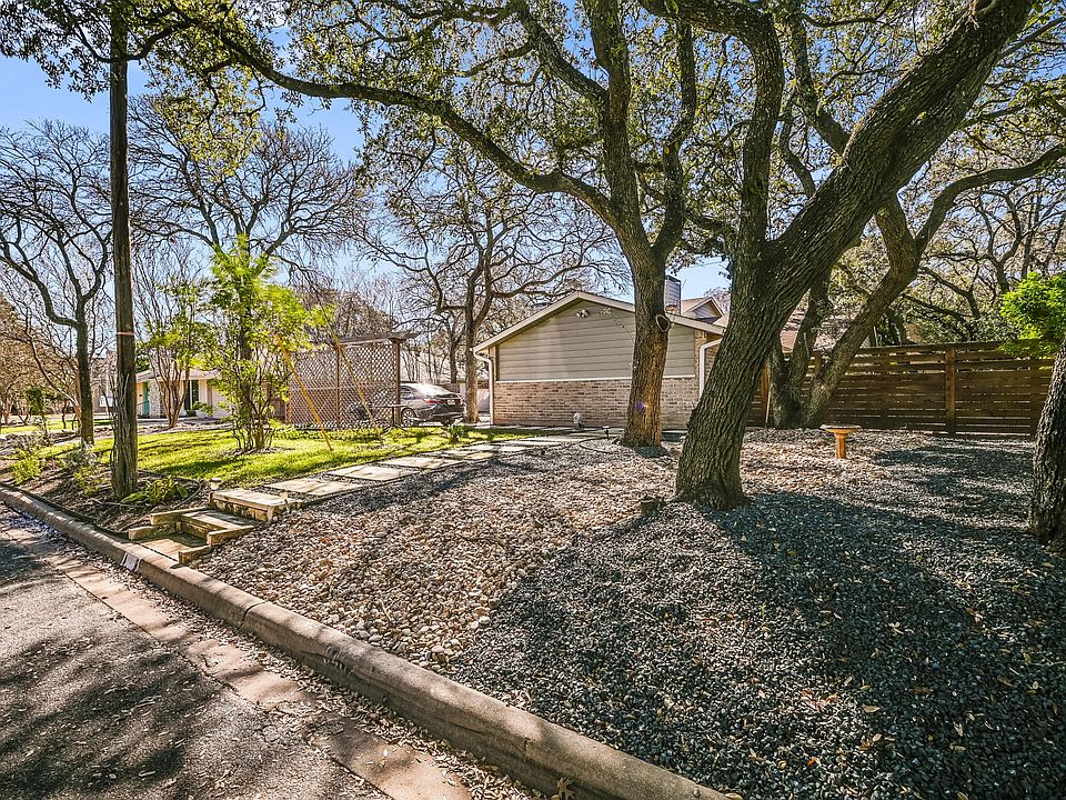 Large front yard with picnic table