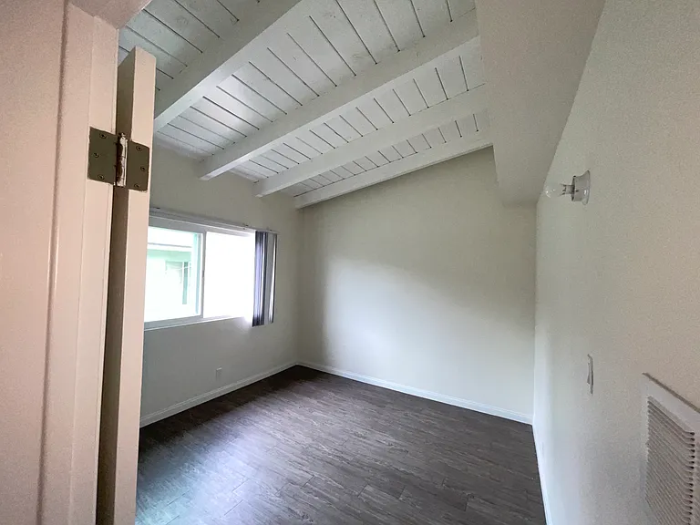 10239 Darby Ave #5 — Photo 9