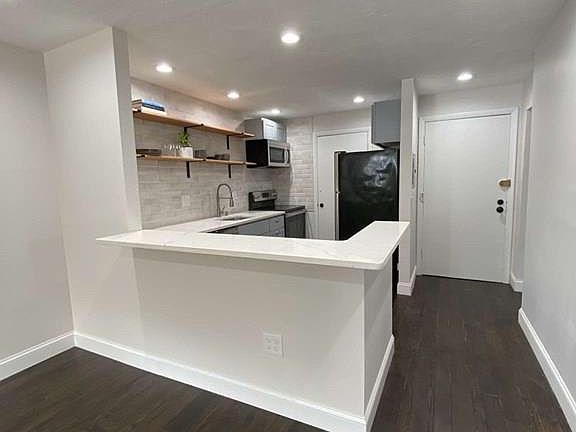 4th image of 200 Governors Dr APT 1