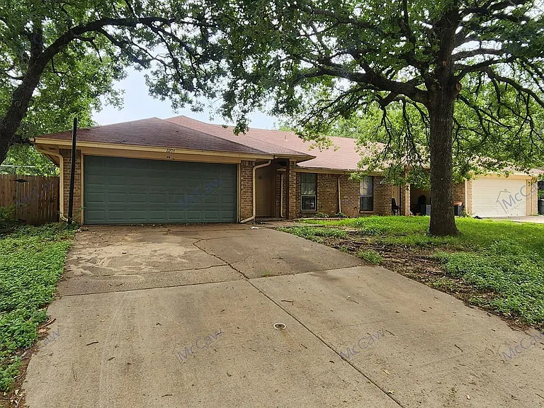 2204 Oak Hill Dr — Photo 1
