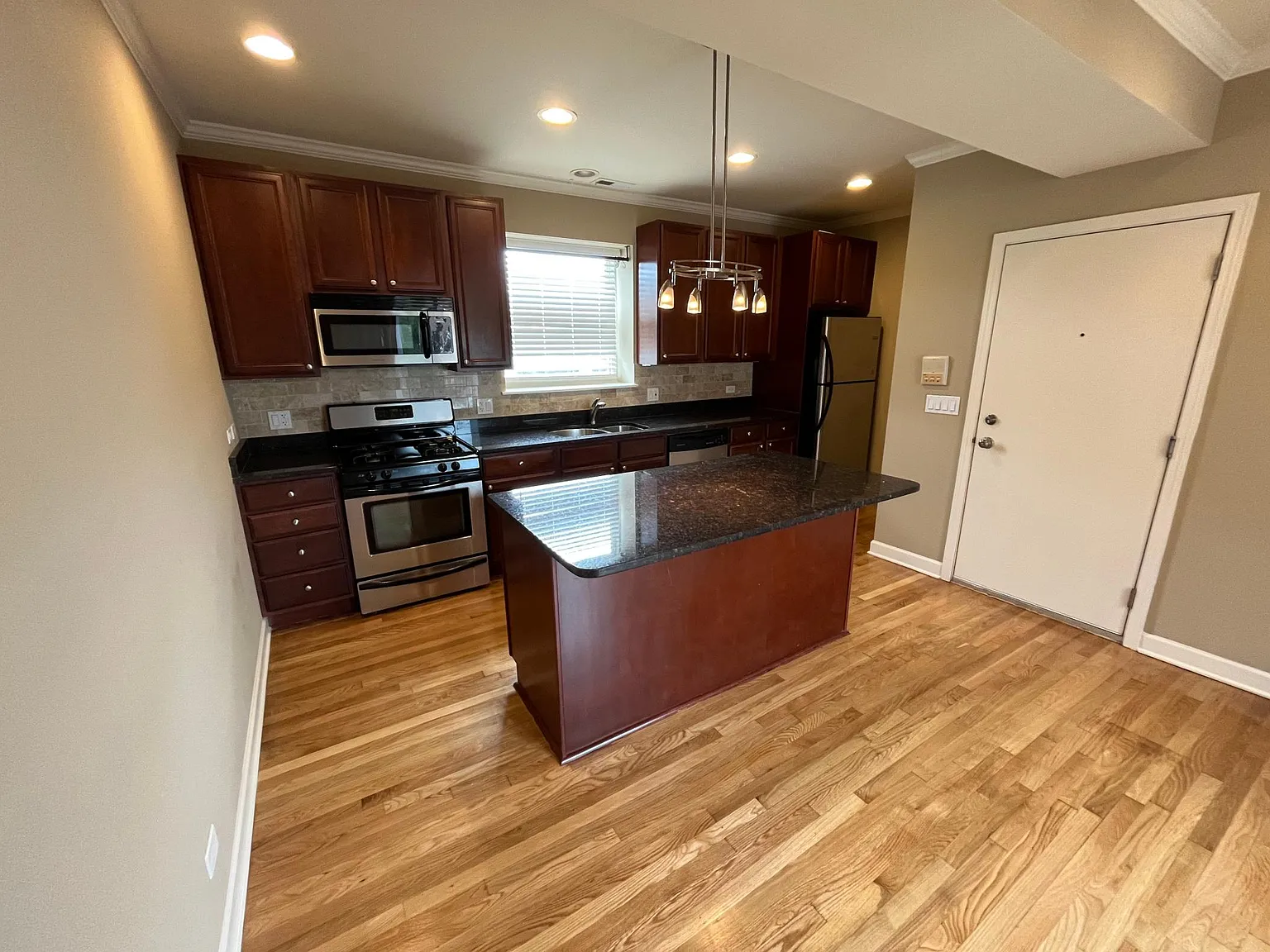 2 bed, 900 sqft, $1,925 — Photo 4