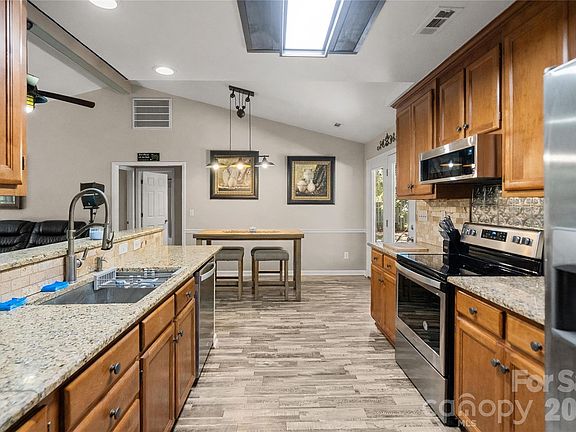 4th image of 8003 Hope Ln