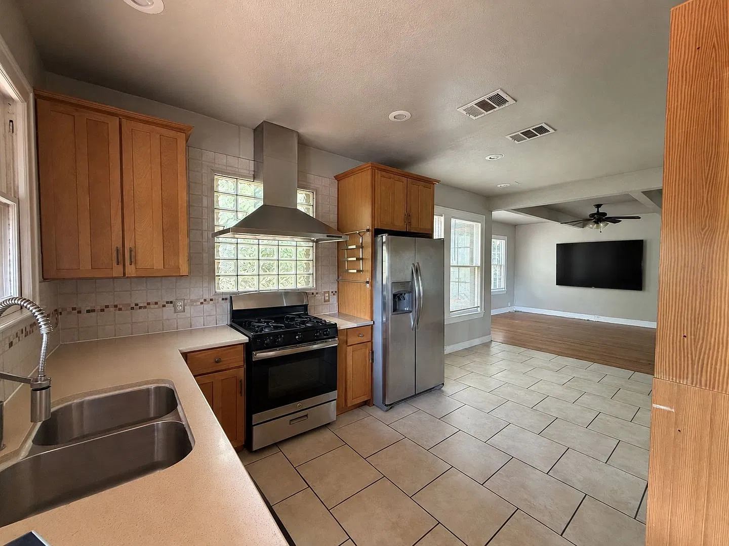 2826 San Gabriel - 2028-2029 — Photo 3
