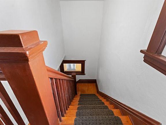 4th image of 712 10th Ave S