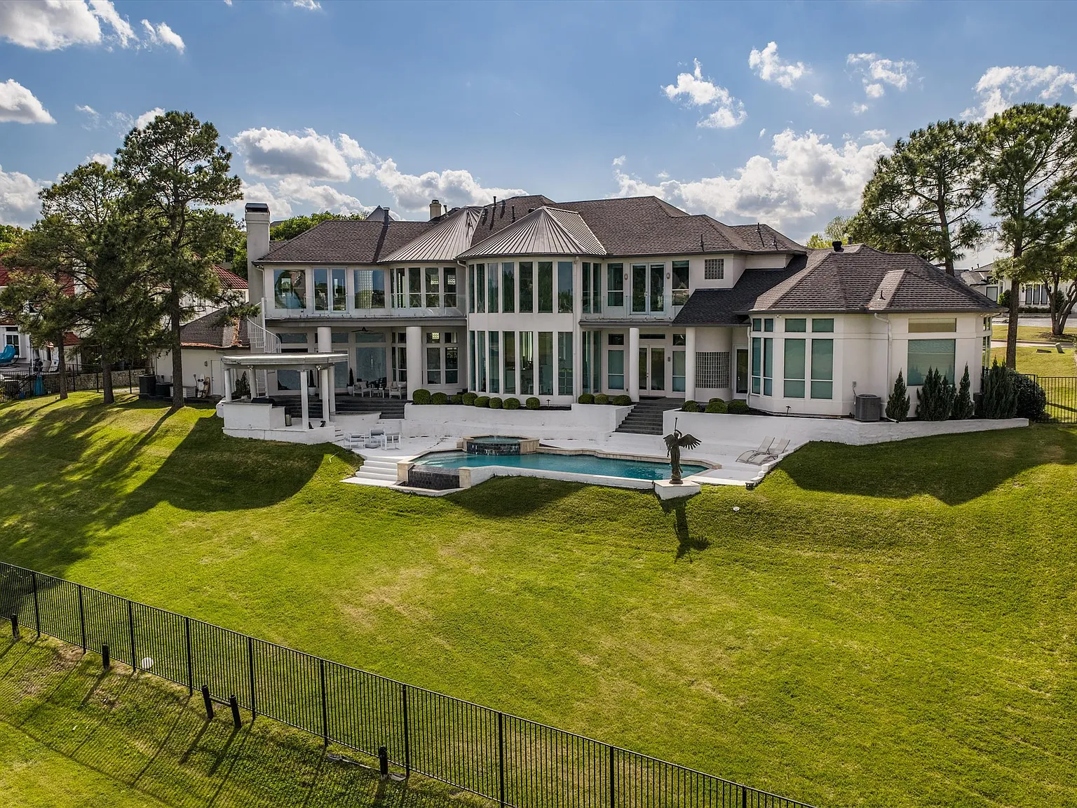 6 bed, 7444 sqft, $14,985 — Photo 4
