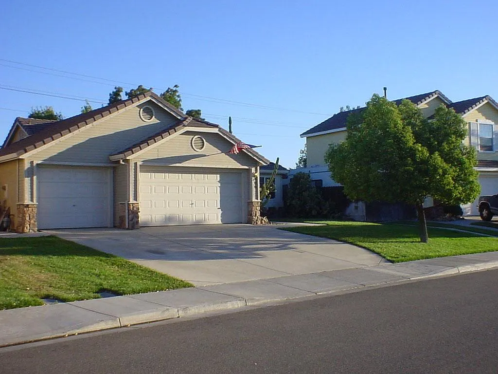 3 bed, 1200 sqft, $2,450 — Photo 2